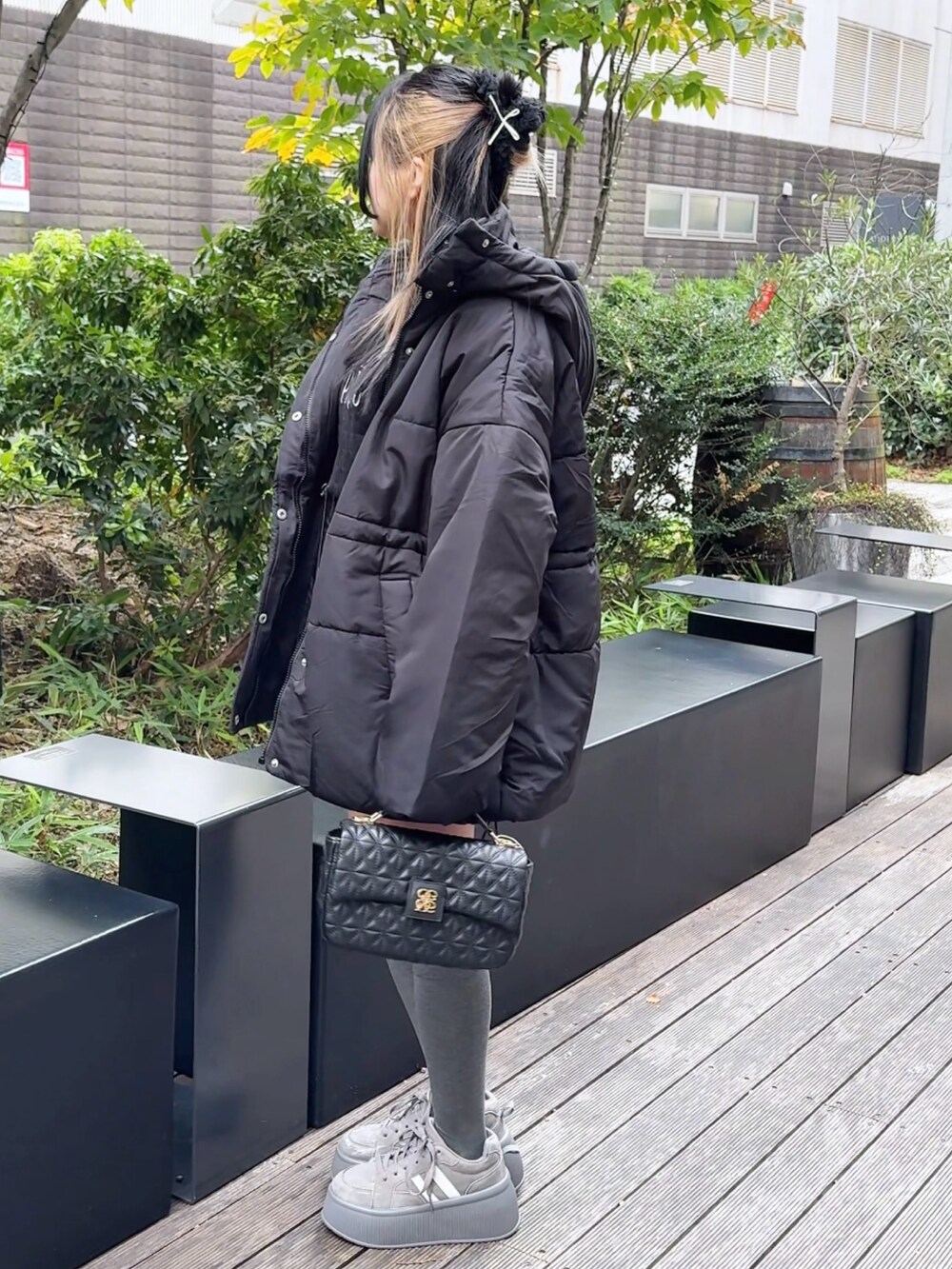 「one after another NICE CLAUP、nice claup、ナイスクラップ、骨格ストレート、低身長コーデ、冬アウター、ダウンジャケット、ダウンコート、ロゴニット、ニット、ニットコーデ、厚底スニーカー、モノトーンコーデ、韓国ファッション、韓国コーデ」|「one after another NICE CLAUPのウェストマークミドルフェイクダウンジャケット(ダウンジャケット/コート、ブラック系)」を使った、はのさん(レディース・153cm)の冬コーディネートの3枚目の写真