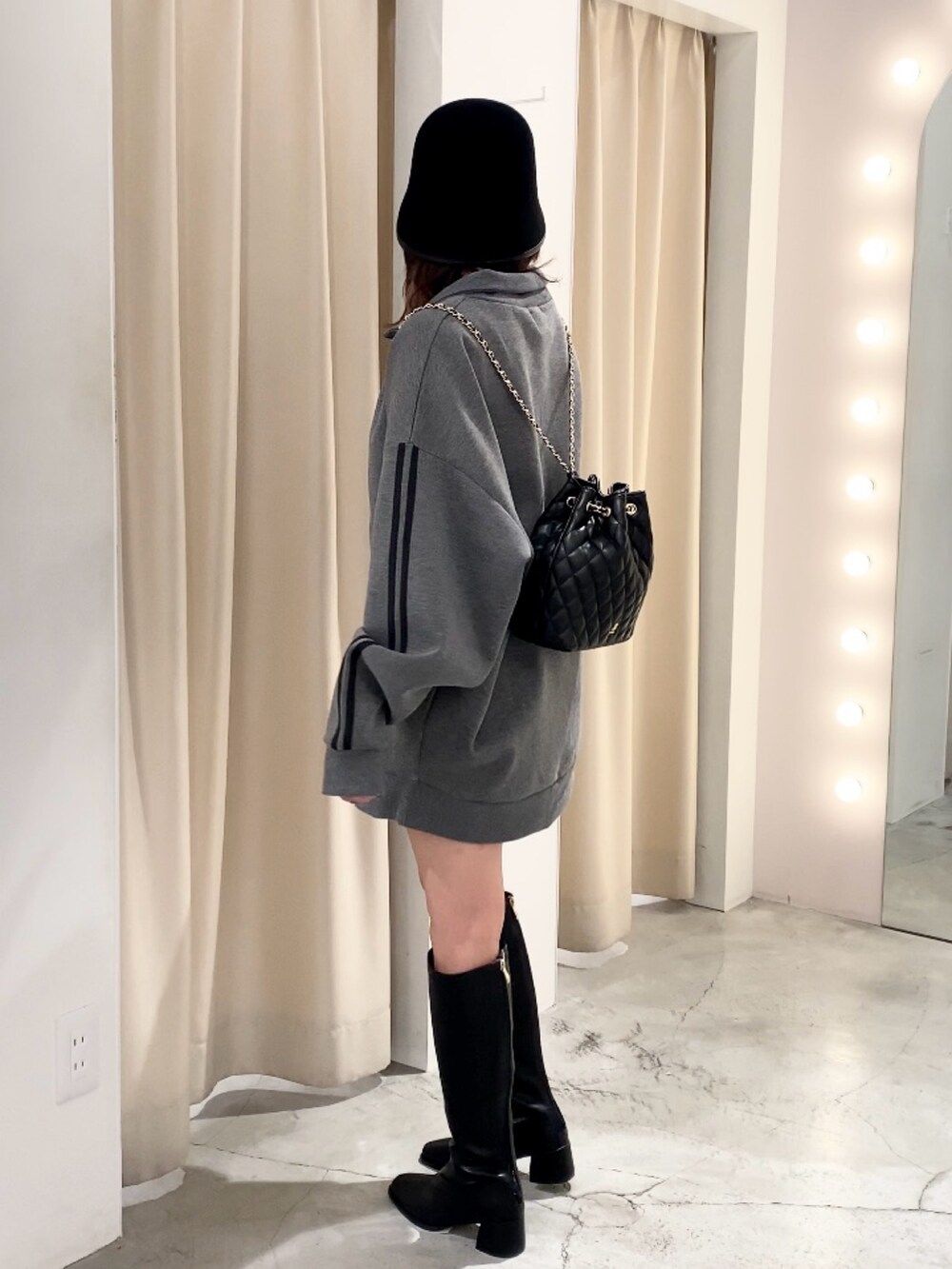 「nice claup、ナイスクラップ、ジャージ、スウェット、アノラック、ジップアップ、ユニセックス、ミニスカート、カジュアルコーデ、バケハ、ロングブーツ、モノトーンコーデ、グレー、ブラックコーデ、ストリートコーデ」|「LIMMSEの【LIMMSE】ワンポイント刺繍ハーフジップトラックジャケット(ジャージ、グレー系)」を使った、はのさん(レディース・153cm)の秋コーディネートの5枚目の写真