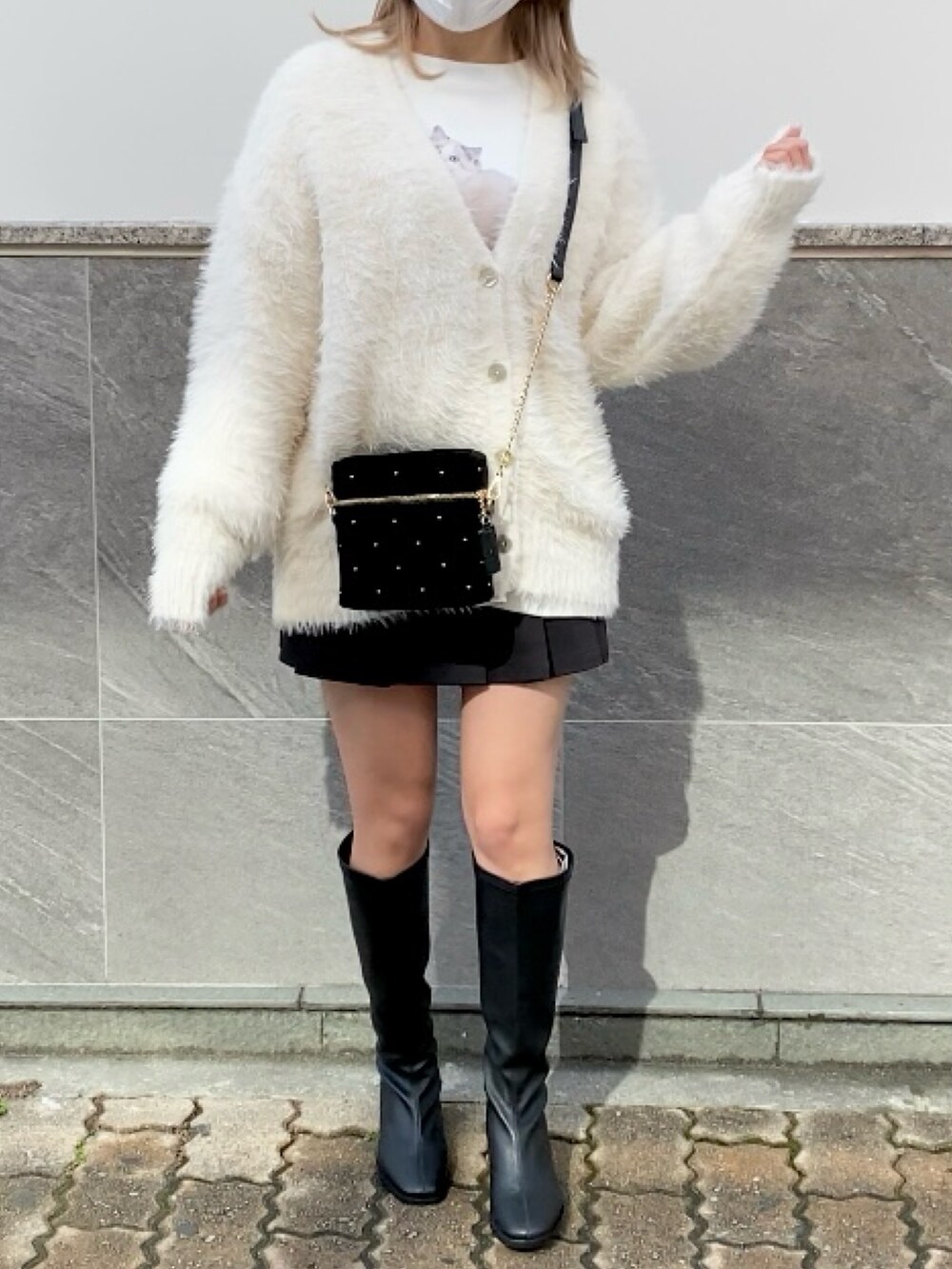 「one after another NICE CLAUP、nice claup、ナイスクラップ、低身長コーデ、骨格ストレート、ニット、ニットコーデ、カーディガン、カーディガンコーデ、フェザー、ミニスカート、プリーツスカート、ロングブーツ、モノトーンコーデ、スウェット」|「one after another NICE CLAUPのベロアキルティングバニティーショルダー(ショルダーバッグ、ブラック系)」を使った、はのさん(レディース・153cm)の秋コーディネートの2枚目の写真