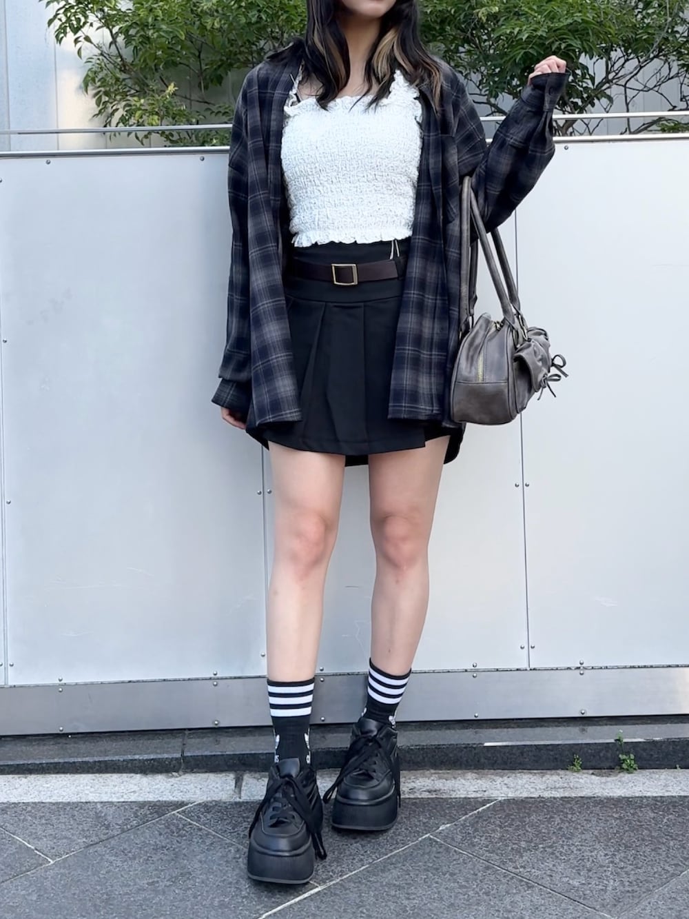 「one after another NICE CLAUP、nice claup、ナイスクラップ、低身長コーデ、153cm、骨格ストレート、ビッグシャツ、チェックシャツ、シャツスタイル、プリーツスカート、ミニスカート、ブラックコーデ、カジュアルコーデ、韓国ファッション、韓国コーデ」|「one after another NICE CLAUPのオーバーサイズチェックシャツ(シャツ/ブラウス、グレー系)」を使った、はのさん(レディース・153cm)の秋コーディネートの2枚目の写真