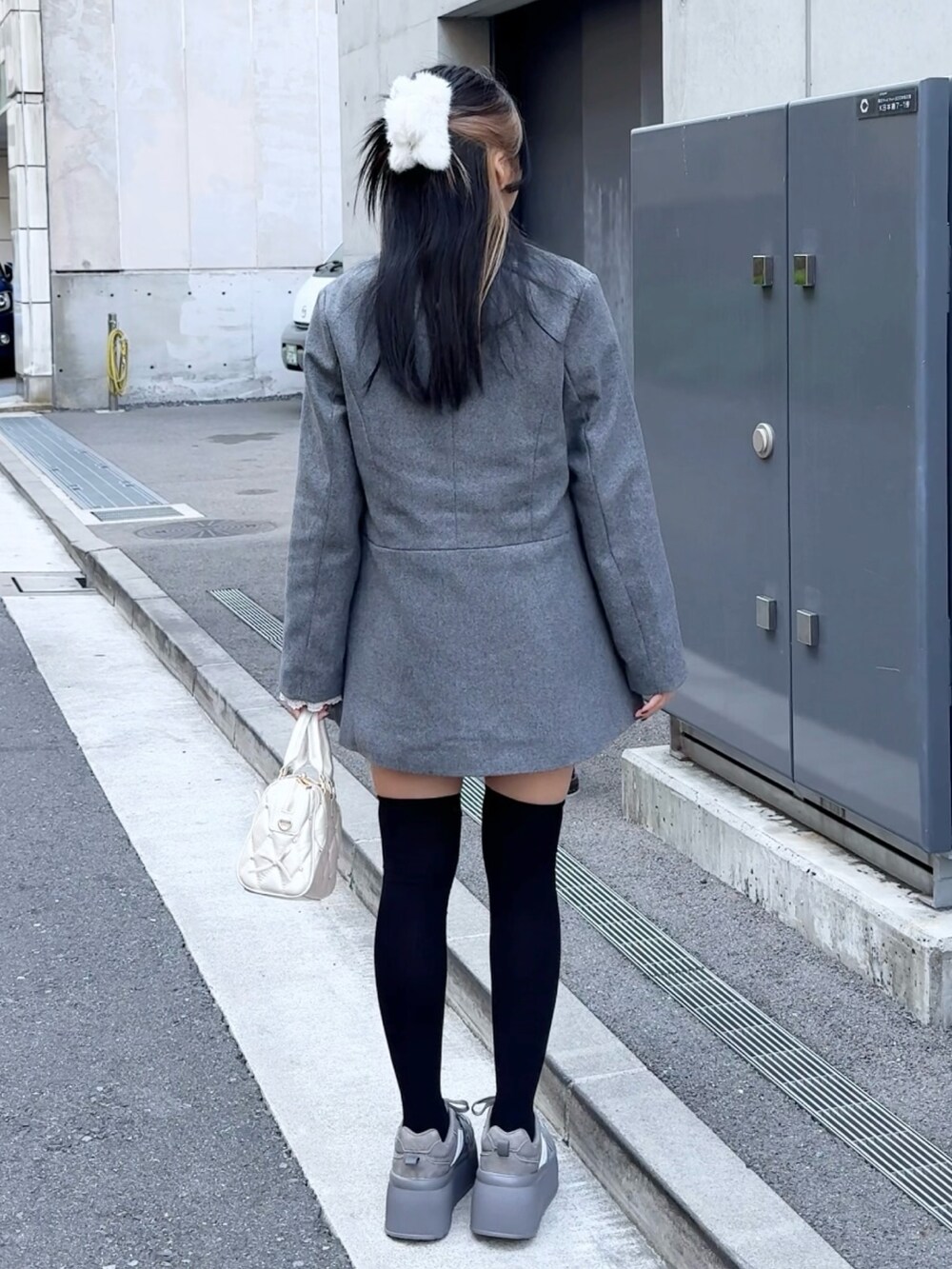 「one after another NICE CLAUP、nice claup、ナイスクラップ、骨格ストレート、低身長コーデ、153cm、ぺプラム、コート、アウター、プリーツスカート、厚底スニーカー、ガーリーコーデ、韓国ファッション、韓国コーデ、グレーコーデ」|「one after another NICE CLAUPのファーティペットリボンワンピースコート(ノーカラーコート、グレー系)」を使った、はのさん(レディース・153cm)の秋コーディネートの4枚目の写真