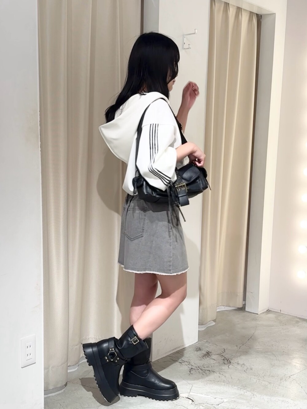 「one after another NICE CLAUP、nice claup、ナイスクラップ、低身長コーデ、骨格ストレート、パーカー、パーカーコーデ、ミニスカート、デニム、デニムコーデ、カジュアルコーデ、カジュアルガーリー、韓国コーデ、エンジニアブーツ」|「one after another NICE CLAUPのベルトデザインショルダーバッグ(ショルダーバッグ、ブラック系)」を使った、はのさん(レディース・153cm)の夏コーディネートの2枚目の写真