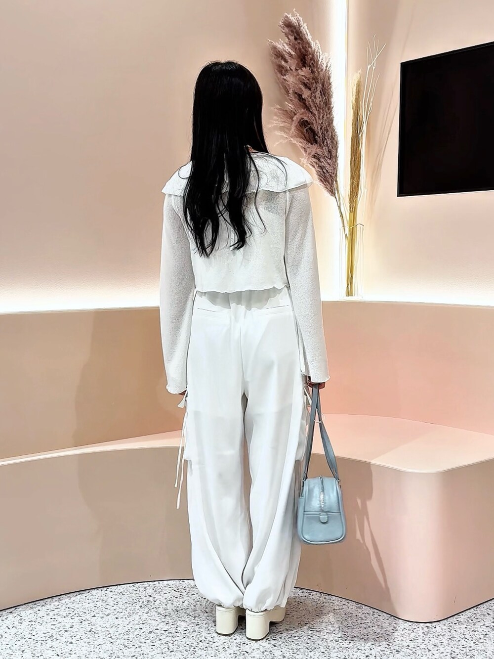 「one after another NICE CLAUP、nice claup、ナイスクラップ、骨格ストレート、低身長コーデ、カジュアルコーデ、カジュアルガーリー、ホワイトコーデ、カーディガン、カーゴパンツ、韓国ファッション、韓国コーデ、ガーリーコーデ」｜「one after another NICE CLAUPのキャミ付きフリルカーディガン（アンサンブル、ホワイト系）」を使った、はのさん（骨格ストレート・レディース・153cm）の春コーディネートの3枚目の写真