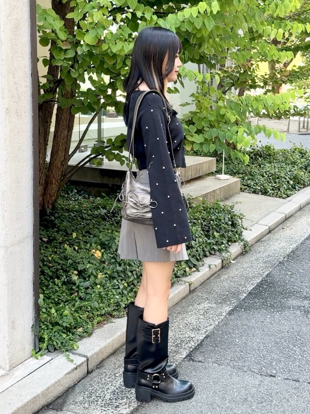 「one after another NICE CLAUP、nice claup、ナイスクラップ、低身長コーデ、骨格ストレート、カーディガン、カーディガンコーデ、ビジュー、キャミソール、ミニスカート、プリーツスカート、ロングブーツ、ブーツ、モノトーンコーデ、韓国コーデ」|「one after another NICE CLAUPのバイカーブーツ(ブーツ、ブラック系)」を使った、はのさん(レディース・153cm)の秋コーディネートの2枚目の写真