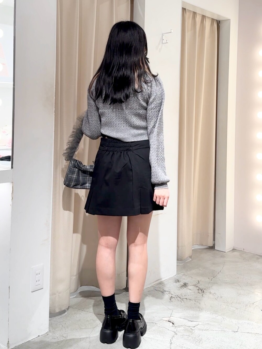 「one after another NICE CLAUP、nice claup、ナイスクラップ、低身長コーデ、骨格ストレート、ニット、ニットコーデ、ミニスカート、プリーツスカート、ローファー、モノトーンコーデ、ブラックコーデ、韓国コーデ、ガーリーコーデ、カジュアルガーリー」｜「one after another NICE CLAUPの2WAYリボンミニスカート【リボン取り外し可能】（スカート、ブラック系）」を使った、はのさん（レディース・153cm）の秋コーディネートの5枚目の写真