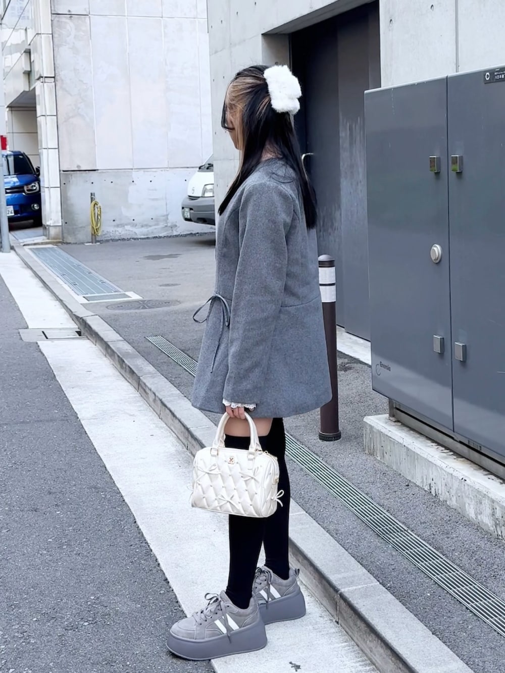「one after another NICE CLAUP、nice claup、ナイスクラップ、骨格ストレート、低身長コーデ、153cm、ぺプラム、コート、アウター、プリーツスカート、厚底スニーカー、ガーリーコーデ、韓国ファッション、韓国コーデ、グレーコーデ」|「one after another NICE CLAUPのファーティペットリボンワンピースコート(ノーカラーコート、グレー系)」を使った、はのさん(レディース・153cm)の秋コーディネートの3枚目の写真