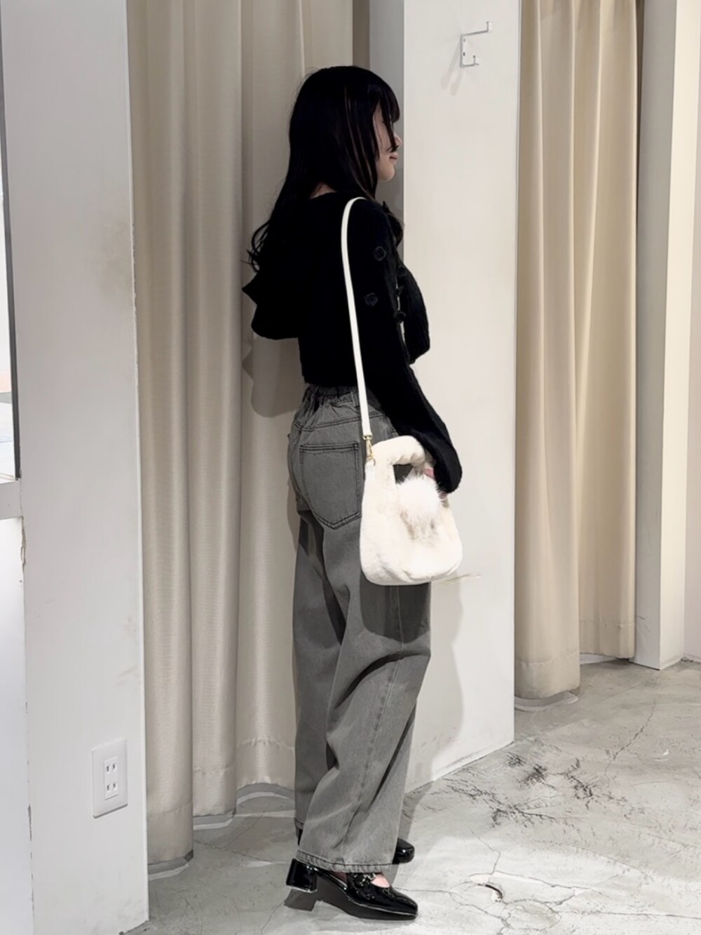 「one after another NICE CLAUP、nice claup、ナイスクラップ、低身長コーデ、骨格ストレート、パーカー、ニット、ニットコーデ、ニットパーカー、デニム、デニムコーデ、ワイドデニム、カジュアルコーデ、韓国コーデ、カジュアルガーリー」|「one after another NICE CLAUPのダブルストラップバックベルトパンプス(パンプス、ブラック系)」を使った、はのさん(レディース・153cm)の夏コーディネートの2枚目の写真