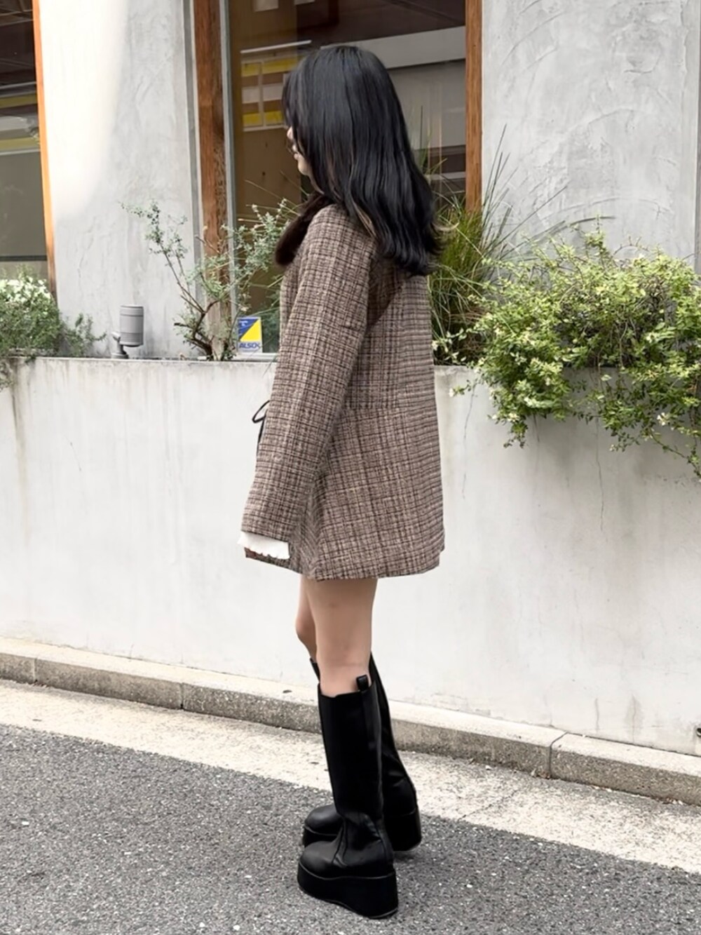 「one after another NICE CLAUP、nice claup、ナイスクラップ、低身長コーデ、骨格ストレート、アウター、アウターコーデ、ぺプラム、ツイード、ツイードコート、ロングブーツ、ブーツ、ガーリーコーデ、秋コーデ、デートコーデ」|「one after another NICE CLAUPの【premium order】ファーティペットリボンワンピースコート(ノーカラーコート、ブラウン系)」を使った、はのさん(レディース・153cm)の秋コーディネートの3枚目の写真