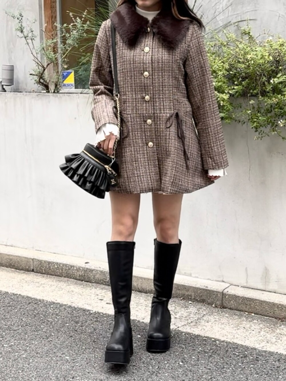 「one after another NICE CLAUP、nice claup、ナイスクラップ、低身長コーデ、骨格ストレート、アウター、アウターコーデ、ぺプラム、ツイード、ツイードコート、ロングブーツ、ブーツ、ガーリーコーデ、秋コーデ、デートコーデ」|「one after another NICE CLAUPの【premium order】ファーティペットリボンワンピースコート(ノーカラーコート、ブラウン系)」を使った、はのさん(レディース・153cm)の秋コーディネートの2枚目の写真