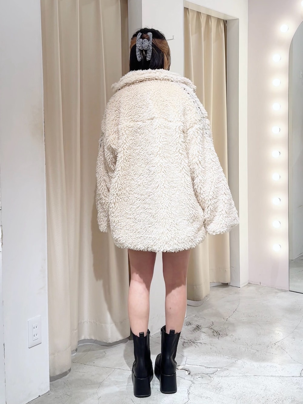 「one after another NICE CLAUP、nice claup、ナイスクラップ、骨格ストレート、低身長コーデ、冬コーデ、冬アウター、ボアジャケット、スウェット、スウェットコーデ、ショートブーツ、カジュアルコーデ、カジュアルガーリー、韓国ファッション、韓国コーデ」｜「one after another NICE CLAUPのサイドラインリボンボアブルゾン（ブルゾン、ベージュ系）」を使った、はのさん（レディース・153cm）の冬コーディネートの3枚目の写真