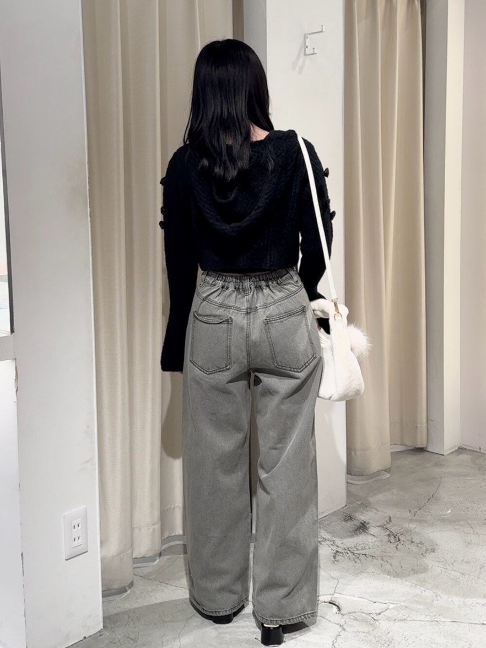 「one after another NICE CLAUP、nice claup、ナイスクラップ、低身長コーデ、骨格ストレート、パーカー、ニット、ニットコーデ、ニットパーカー、デニム、デニムコーデ、ワイドデニム、カジュアルコーデ、韓国コーデ、カジュアルガーリー」|「one after another NICE CLAUPのダブルストラップバックベルトパンプス(パンプス、ブラック系)」を使った、はのさん(レディース・153cm)の夏コーディネートの3枚目の写真
