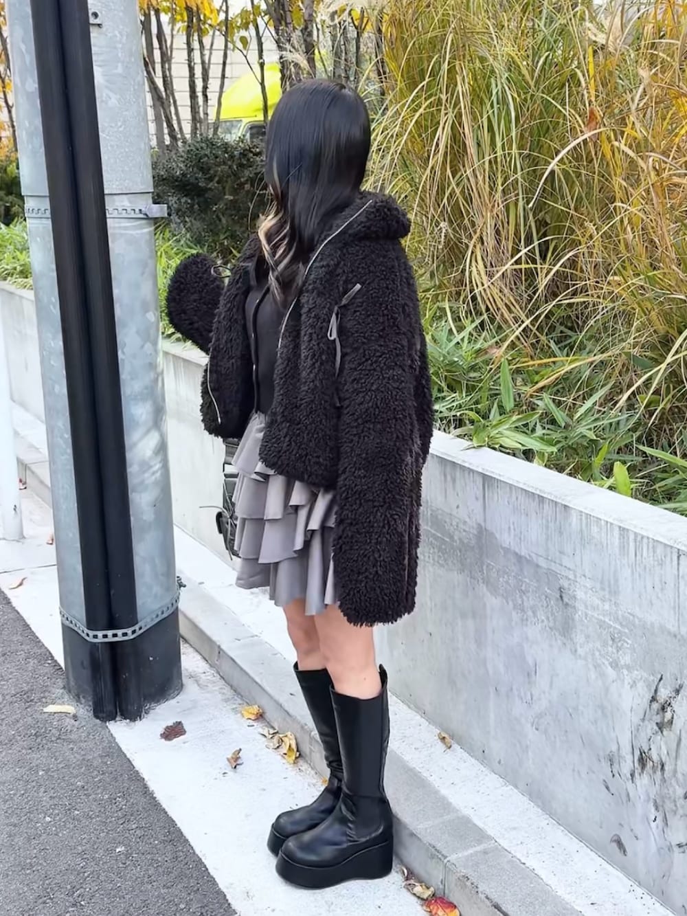 「one after another NICE CLAUP、nice claup、ナイスクラップ、骨格ストレート、低身長コーデ、冬アウター、ボアジャケット、ニット、ポロニット、ティアードスカート、ロングブーツ、ブラックコーデ、モノトーンコーデ、韓国ファッション、韓国コーデ」|「one after another NICE CLAUPのボアリボンショートジャケット(ブルゾン、ブラック系)」を使った、はのさん(骨格ストレート・レディース・153cm)の冬コーディネートの2枚目の写真