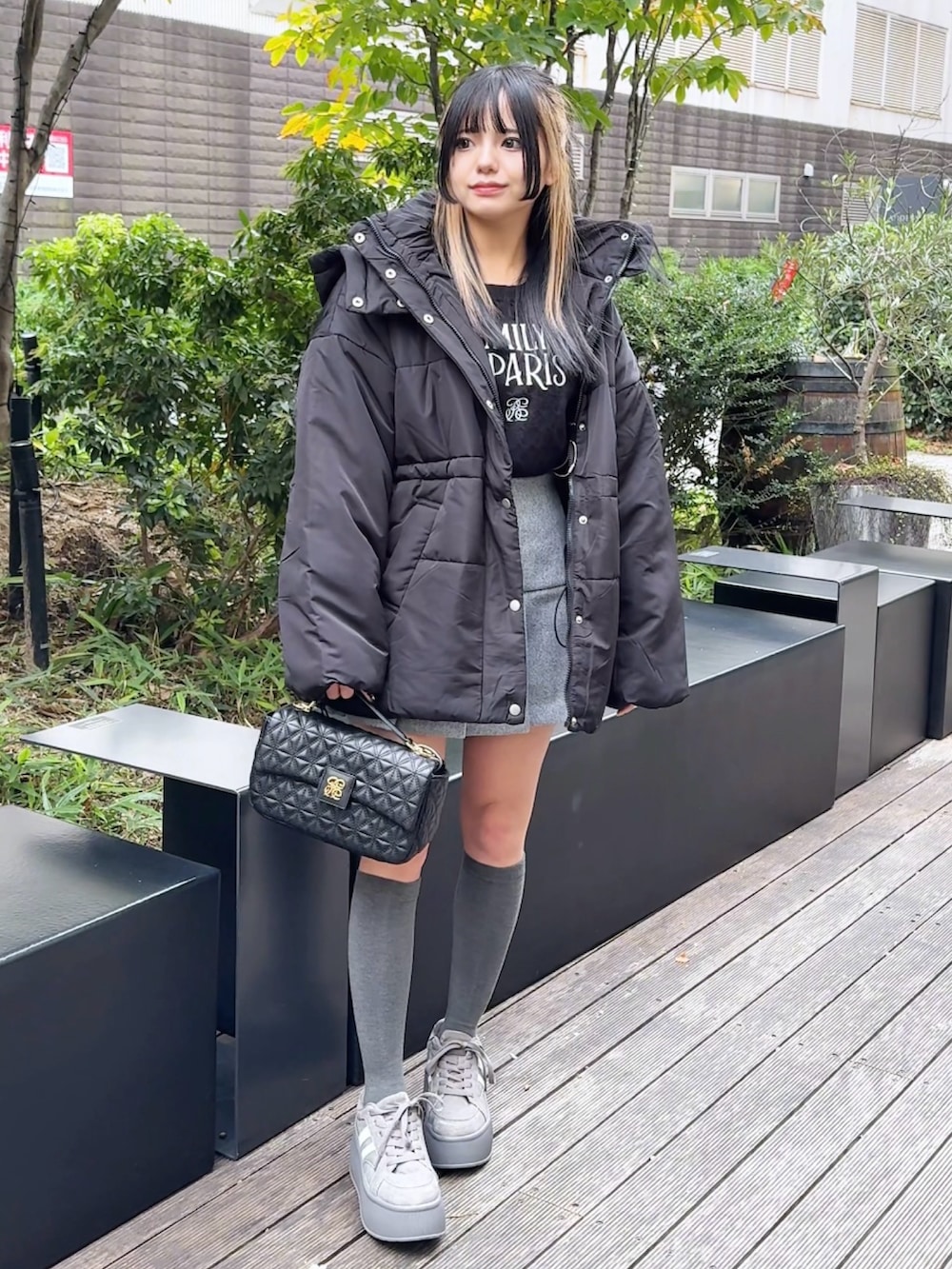 「one after another NICE CLAUP、nice claup、ナイスクラップ、骨格ストレート、低身長コーデ、冬アウター、ダウンジャケット、ダウンコート、ロゴニット、ニット、ニットコーデ、厚底スニーカー、モノトーンコーデ、韓国ファッション、韓国コーデ」|「one after another NICE CLAUPのウェストマークミドルフェイクダウンジャケット(ダウンジャケット/コート、ブラック系)」を使った、はのさん(レディース・153cm)の冬コーディネートの2枚目の写真
