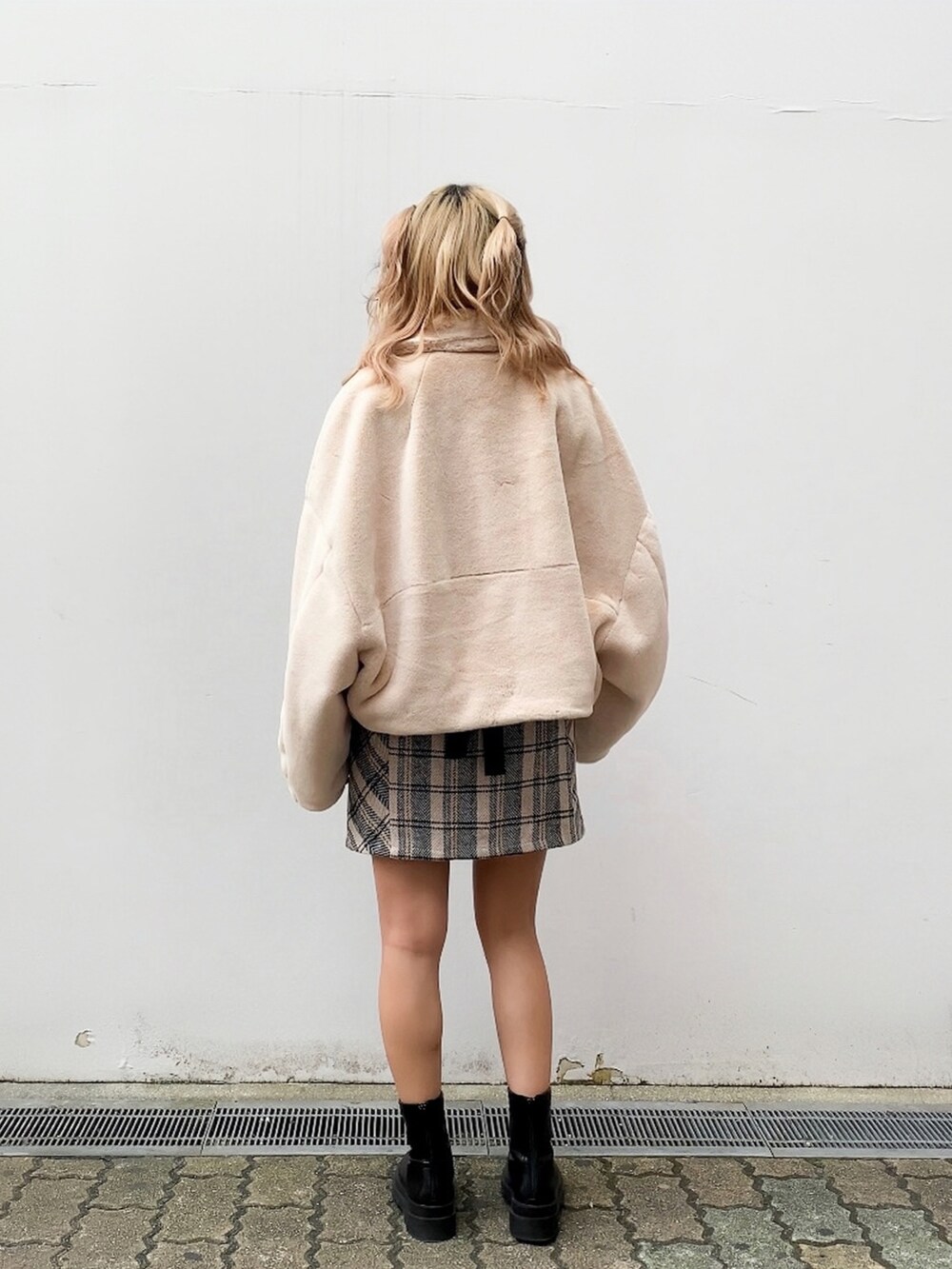 「nice claup、ナイスクラップ、低身長、152cm、骨格ストレート、アウター、ファーコート、デート、大人かわいい、ベージュ、ハイネック、スカート、ミニスカート、ガーリー、シンプルスタイル」|「one after another NICE CLAUPのスタイリングをアップデートする。NCイニシャルハイネックトップス(Tシャツ/カットソー、ホワイト系)」を使った、はのさん(レディース・152cm)の秋コーディネートの2枚目の写真