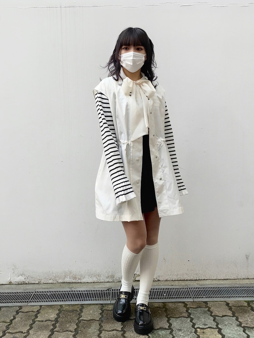 「nice claup、ナイスクラップ、骨格ストレート、低身長女子、153cm、マウンテンパーカー、春コーデ、春アウター、リボン、ニット、ボーダー、スカパン、ミニスカート、ショートパンツ、厚底ローファー」｜「one after another NICE CLAUPのNCエンブレム付きアソートローファー（ローファー、ブラック系）」を使った、はのさん（レディース・153cm）の冬コーディネートの2枚目の写真