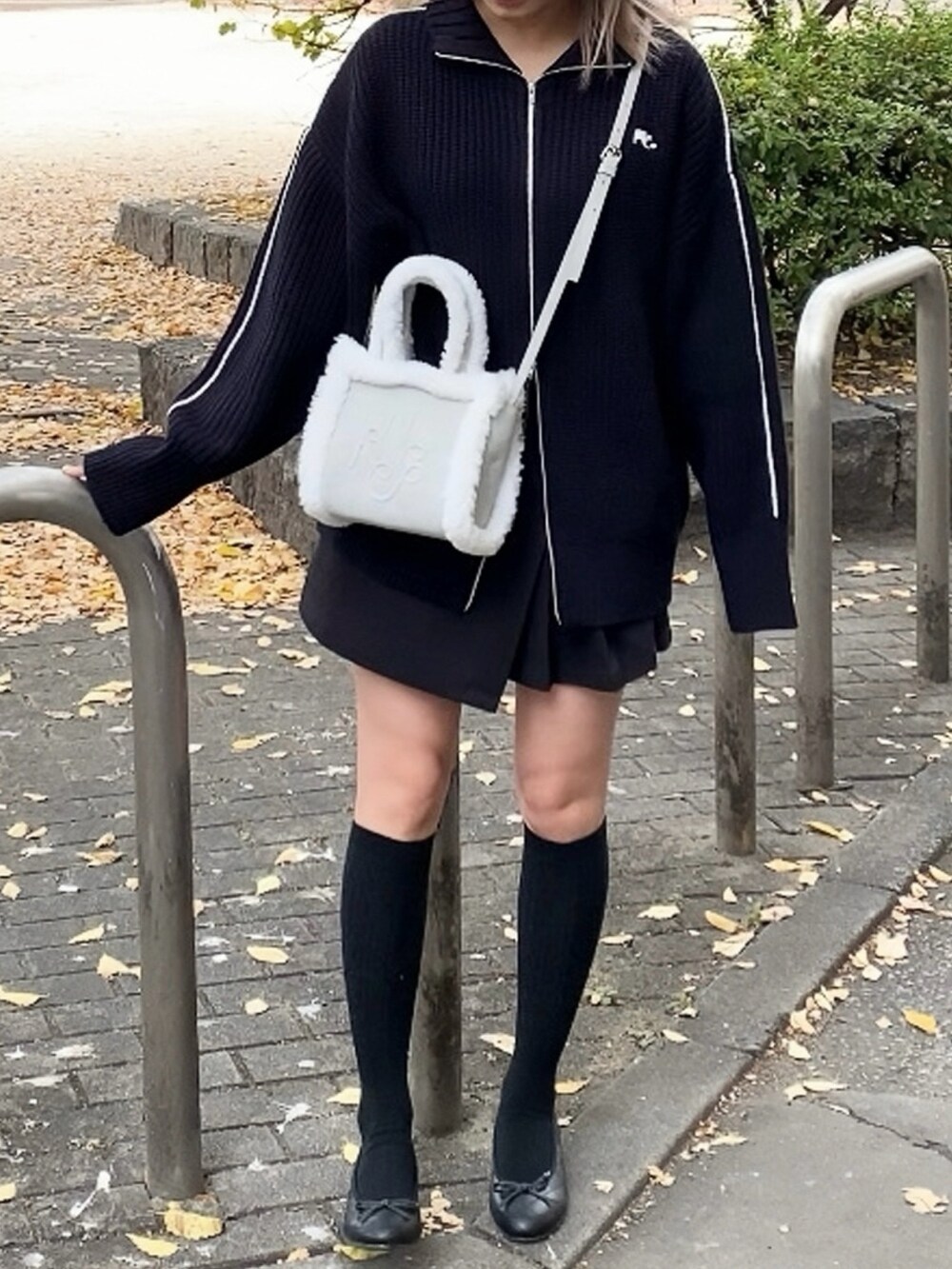 「one after another NICE CLAUP、nice claup、ナイスクラップ、ニット、ニットコーデ、ジップアップ、カーティガン、カーディガンコーデ、ミニスカート、プリーツスカート、カジュアルコーデ、ムートン、ブラックコーデ、バレエシューズ、韓国コーデ」|「one after another NICE CLAUPのエンボスフェイクムートンバッグ(ショルダーバッグ、ブルー系)」を使った、はのさん(レディース・153cm)の秋コーディネートの2枚目の写真