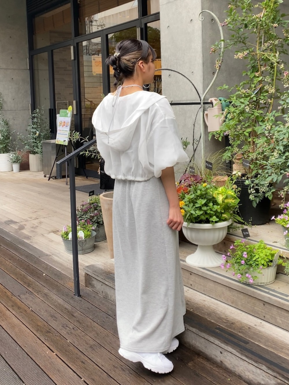 「nice claup、ナイスクラップ、低身長コーデ、153cm、骨格ストレート、マウンテンパーカー、ワンピース、ワッフル、スニーカー、きれいめカジュアル、カジュアルコーデ、ロングワンピース、オトナカジュアル、大人かわいい、夏コーデ」|「one after another NICE CLAUPのカップ付きワッフルロングワンピース(ワンピース、ベージュ系)」を使った、はのさん(レディース・153cm)の夏コーディネートの2枚目の写真