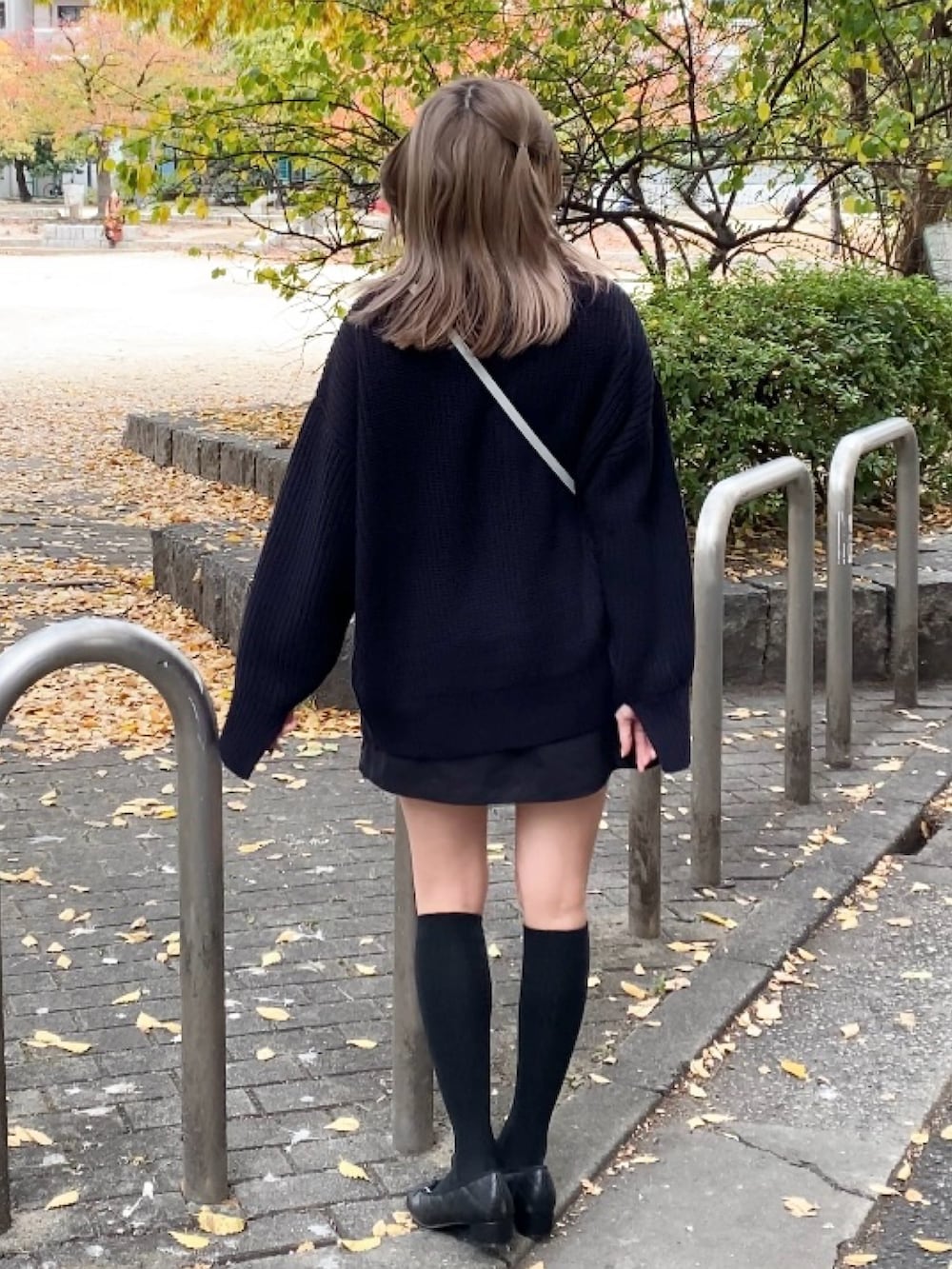 「one after another NICE CLAUP、nice claup、ナイスクラップ、ニット、ニットコーデ、ジップアップ、カーティガン、カーディガンコーデ、ミニスカート、プリーツスカート、カジュアルコーデ、ムートン、ブラックコーデ、バレエシューズ、韓国コーデ」|「one after another NICE CLAUPのエンボスフェイクムートンバッグ(ショルダーバッグ、ブルー系)」を使った、はのさん(レディース・153cm)の秋コーディネートの4枚目の写真