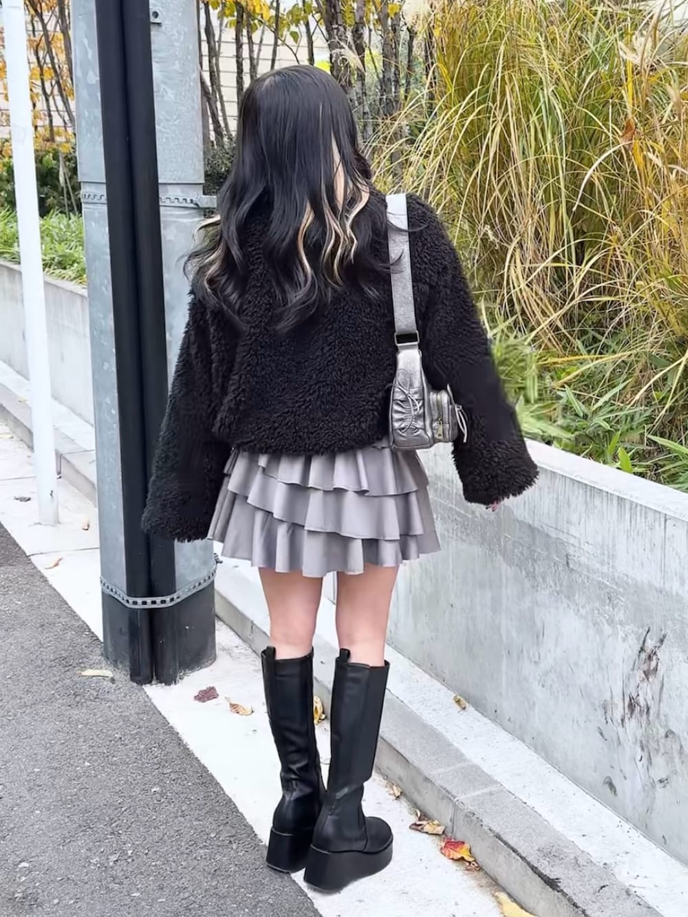 「one after another NICE CLAUP、nice claup、ナイスクラップ、骨格ストレート、低身長コーデ、冬アウター、ボアジャケット、ニット、ポロニット、ティアードスカート、ロングブーツ、ブラックコーデ、モノトーンコーデ、韓国ファッション、韓国コーデ」|「one after another NICE CLAUPのボアリボンショートジャケット(ブルゾン、ブラック系)」を使った、はのさん(骨格ストレート・レディース・153cm)の冬コーディネートの3枚目の写真