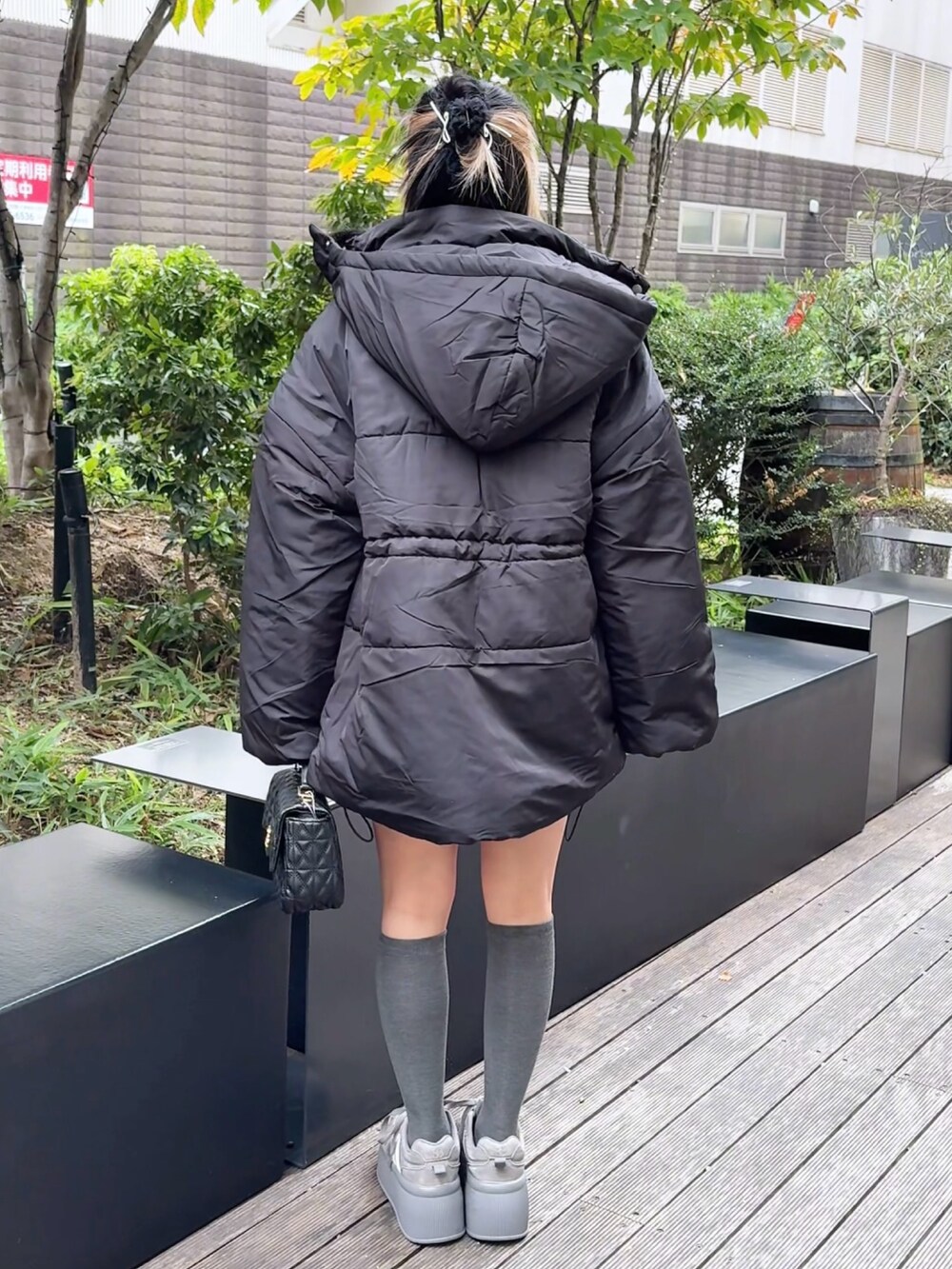 「one after another NICE CLAUP、nice claup、ナイスクラップ、骨格ストレート、低身長コーデ、冬アウター、ダウンジャケット、ダウンコート、ロゴニット、ニット、ニットコーデ、厚底スニーカー、モノトーンコーデ、韓国ファッション、韓国コーデ」|「one after another NICE CLAUPのウェストマークミドルフェイクダウンジャケット(ダウンジャケット/コート、ブラック系)」を使った、はのさん(レディース・153cm)の冬コーディネートの4枚目の写真