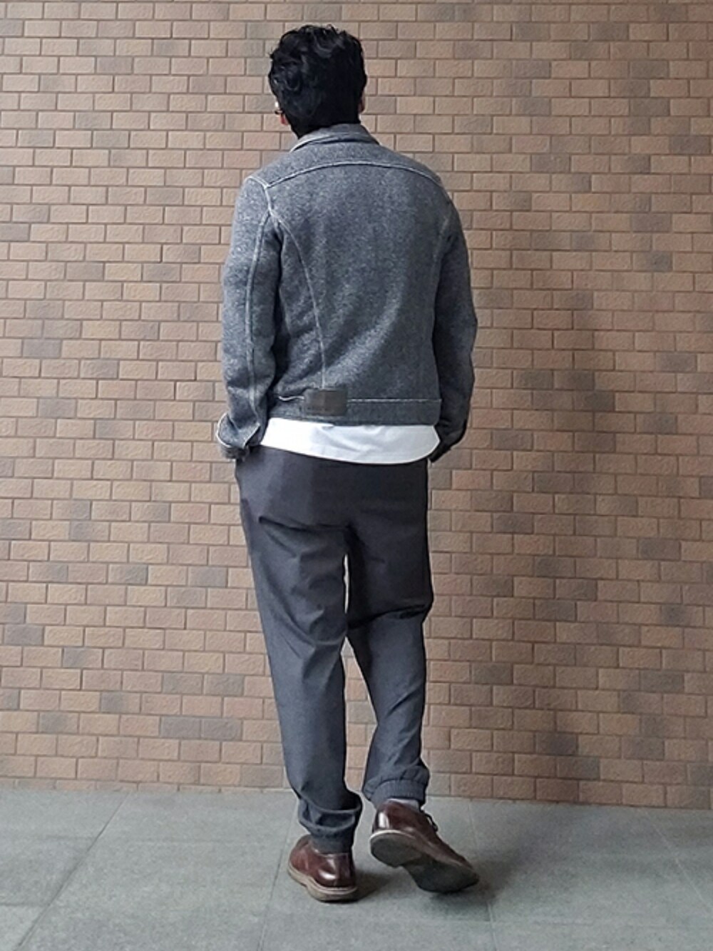「おしゃれさんと繋がりたい、モノトーンコーデ、ブラウン、グレー、ブラック、GU、ディーゼル、ビューティ&ユース ユナイテッドアローズ(BEAUTY&YOUTH UNITED ARROWS)」｜「GUのアイテム（パンツ、グレー系）」を使った、プルデザインさん（メンズ・170cm）の春コーディネートの3枚目の写真