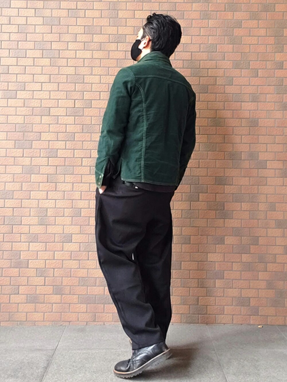 「今日のコーデ、ストリート、黒、カラー×コーデ、おしゃれさんと繋がりたい、GU、ニードルス、ギャングスタービル、グラッドハンド、ダナー」｜「GUのアイテム（パンツ、ブラック系）」を使った、プルデザインさん（メンズ・170cm）の春コーディネートの2枚目の写真