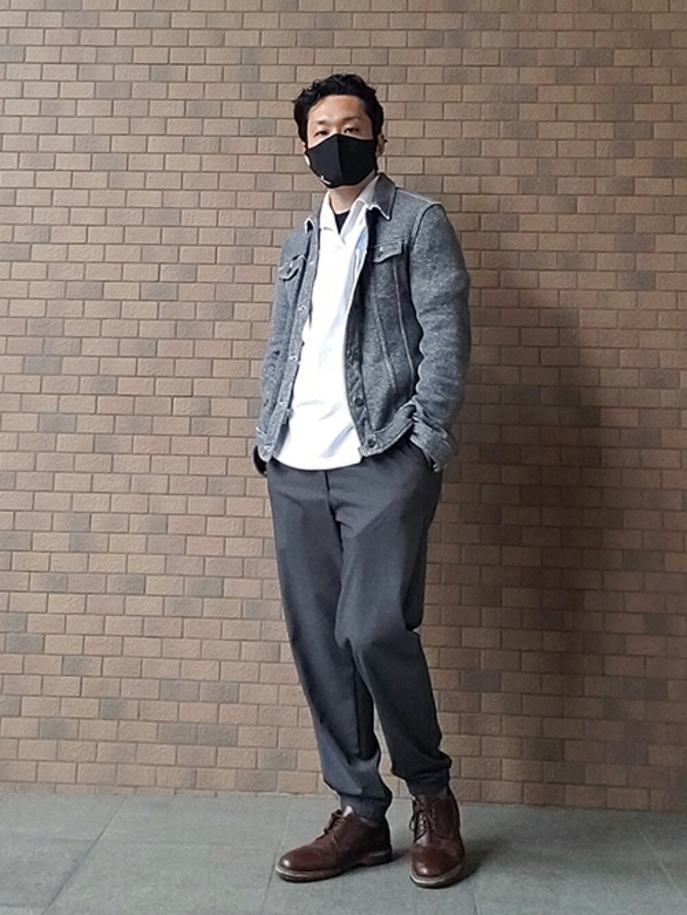 「おしゃれさんと繋がりたい、モノトーンコーデ、ブラウン、グレー、ブラック、GU、ディーゼル、ビューティ&ユース ユナイテッドアローズ(BEAUTY&YOUTH UNITED ARROWS)」｜「GUのアイテム（パンツ、グレー系）」を使った、プルデザインさん（メンズ・170cm）の春コーディネートの2枚目の写真