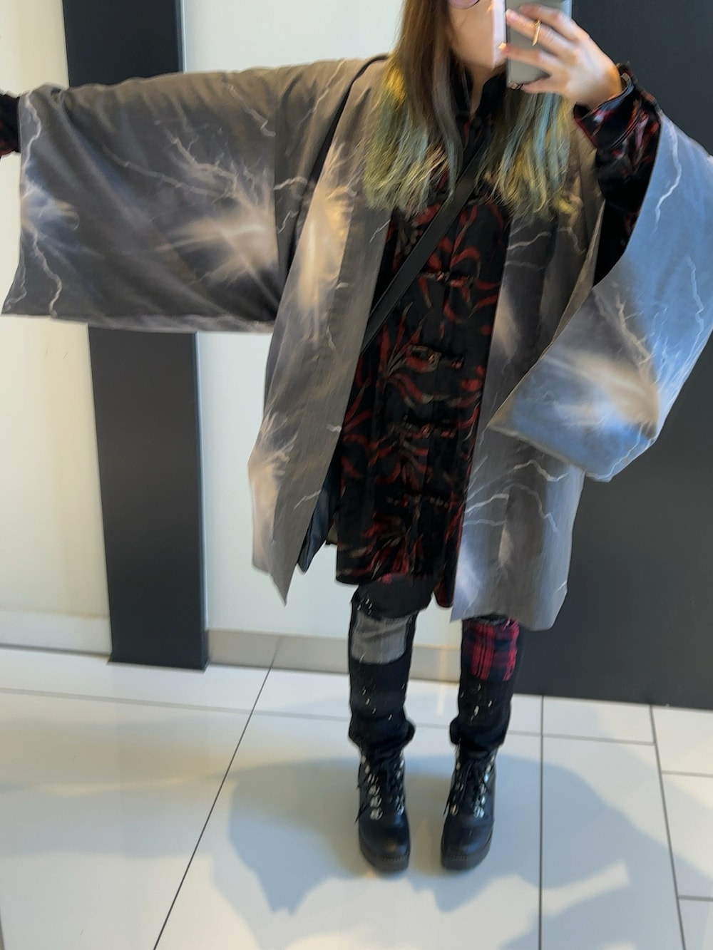 ブルー系のカーディガン/ボレロ、レッド系のシャツ/ブラウス、ブラック系のショルダーバッグを着用したレディースの冬コーディネートの2枚目の写真