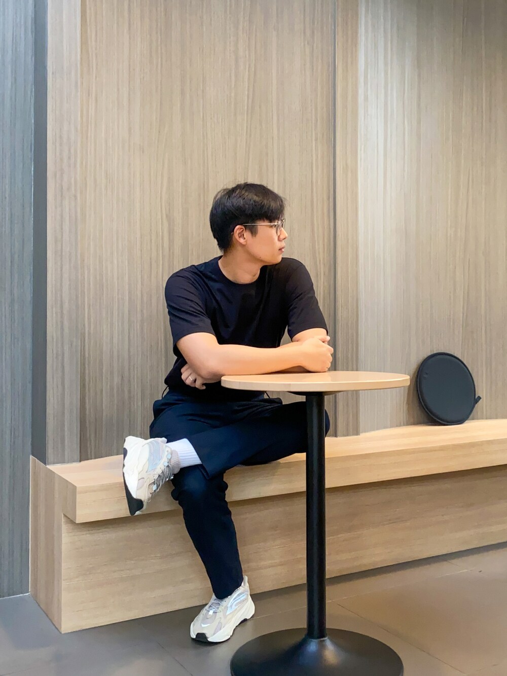 グレー系のスニーカーを着用したメンズの春コーディネートの3枚目の写真