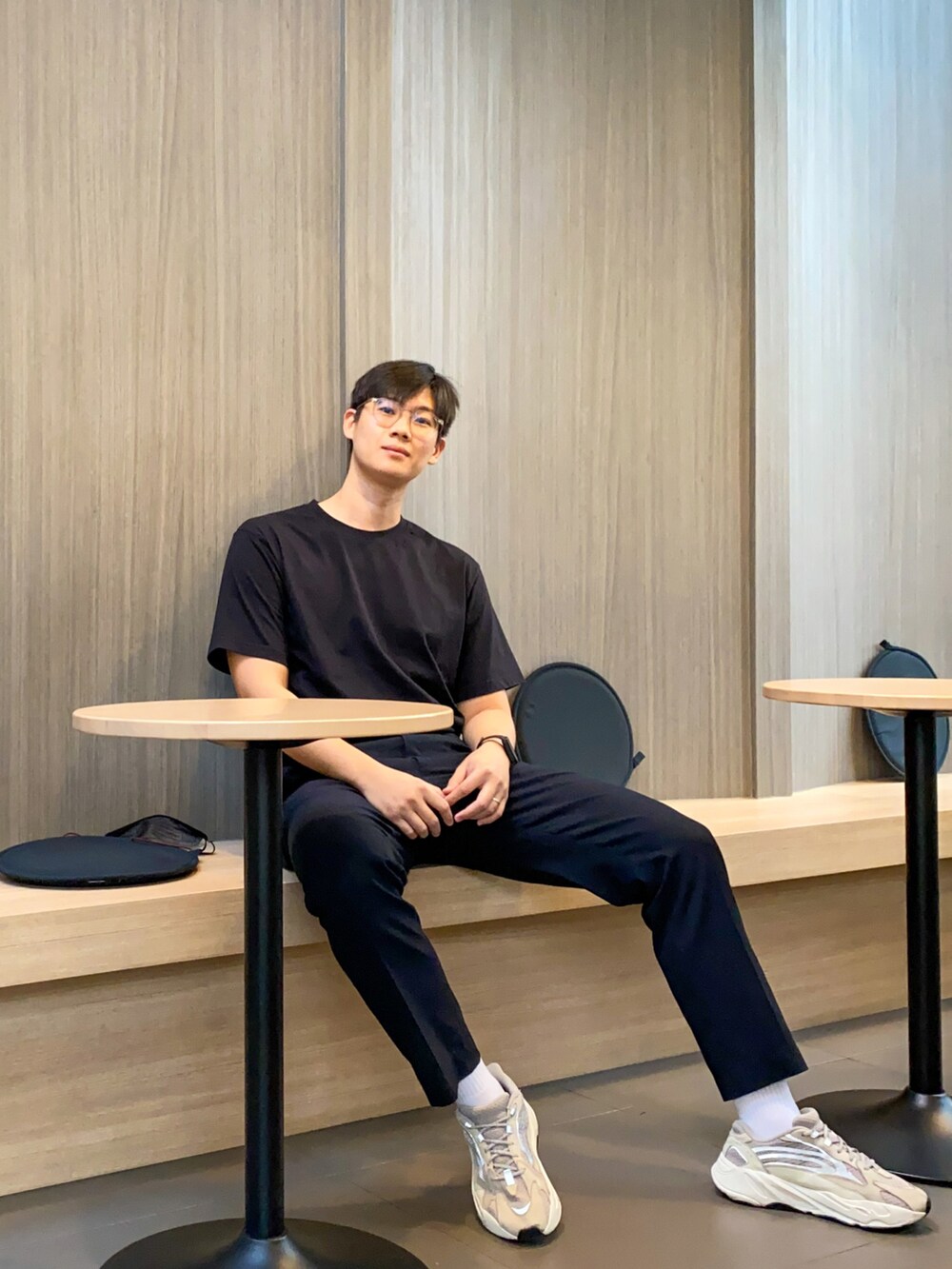 グレー系のスニーカーを着用したメンズの春コーディネートの2枚目の写真