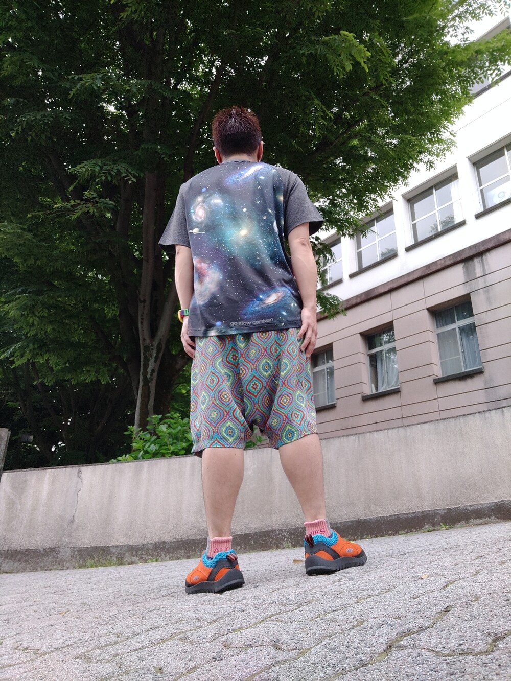 オレンジ系のスニーカー、ブルー系のその他パンツ、グレー系のTシャツ/カットソーを着用したメンズの春コーディネートの2枚目の写真