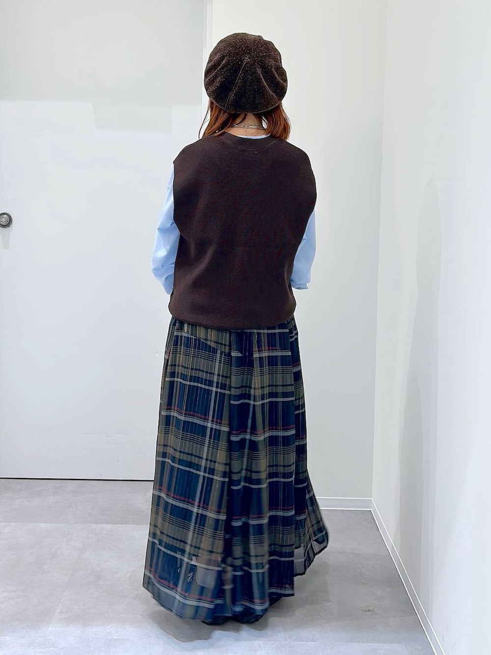 ブラック系のスニーカー、その他のスカート、グレー系のシャツ/ブラウスを着用したレディースの秋コーディネートの3枚目の写真