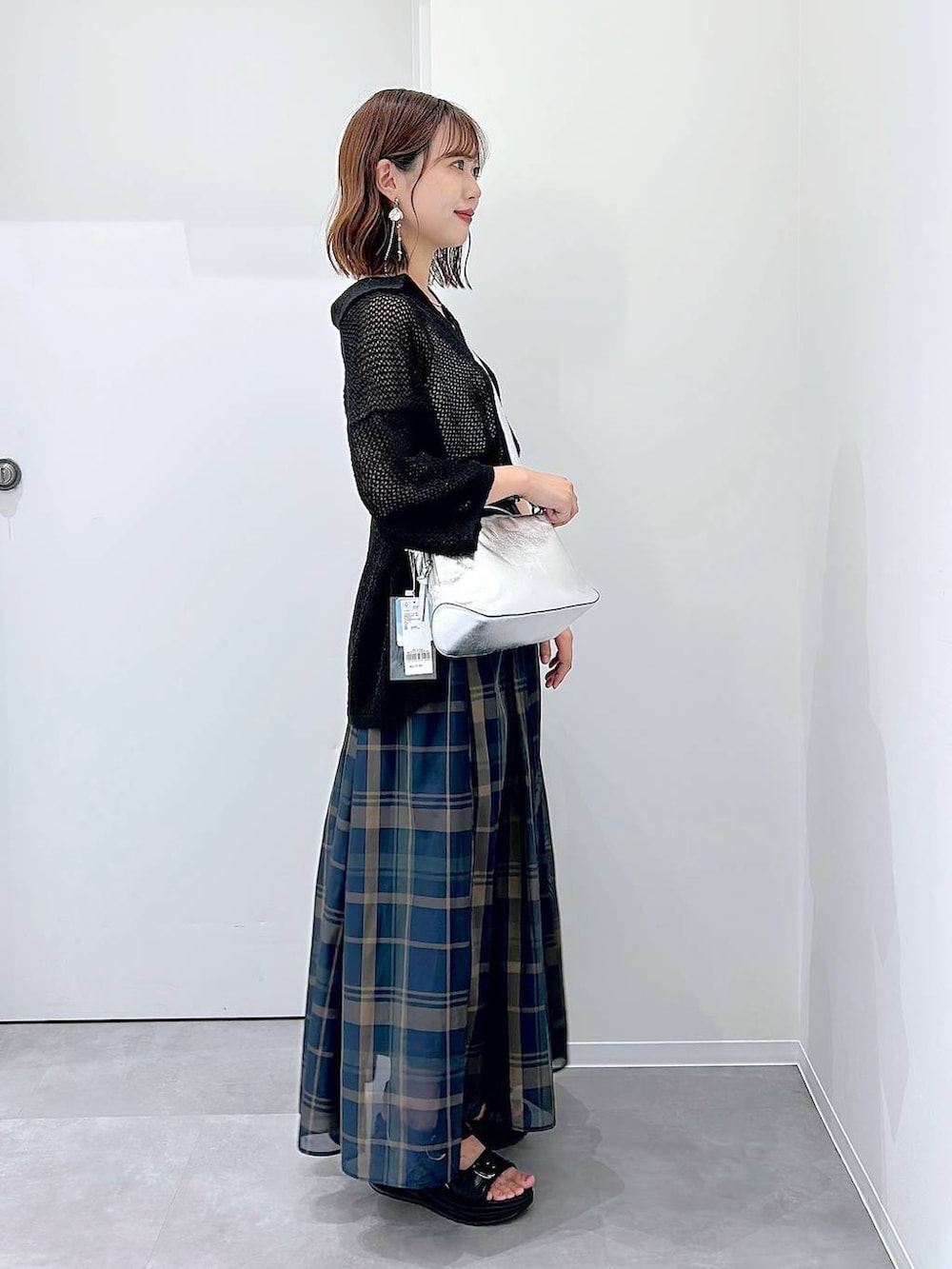 「低身長、フェミニン、着痩せ・細見え、ママコーデ、韓国系、カジュアル、ワンピース、ニット、GLOBAL WORK、ブーツ」｜「GLOBAL WORKのスペ軽お財布ショルダー/132336（ショルダーバッグ、シルバー系）」を使った、a i r iさん（レディース・150cm）の夏コーディネートの2枚目の写真
