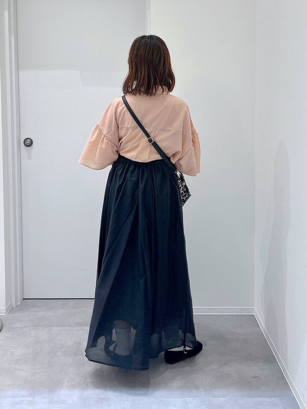 「低身長、韓国系、カジュアル、ワンピース、ミニスカート、フェミニン、着痩せ・細見え、ニット、Heather、ブーツ」｜「GLOBAL WORKのスペ軽お財布ショルダー/132336（ショルダーバッグ、その他）」を使った、a i r iさん（レディース・150cm）の夏コーディネートの3枚目の写真