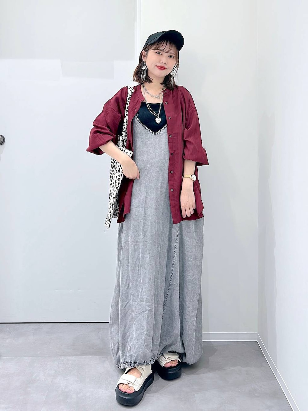 その他のトートバッグ、ホワイト系のサンダル、レッド系のシャツ/ブラウスを着用したレディースの夏コーディネートの4枚目の写真