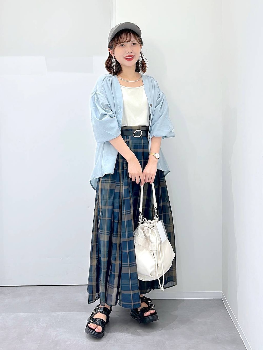 「低身長、フェミニン、着痩せ・細見え、カジュアル、ワンピース、ニット、GLOBAL WORK、ブーツ、ママコーデ、韓国系」|「GLOBAL WORKの撥水軽量2WAYバッグ/137590(ショルダーバッグ、ホワイト系)」を使った、a i r iさん(レディース・150cm)の夏コーディネートの4枚目の写真