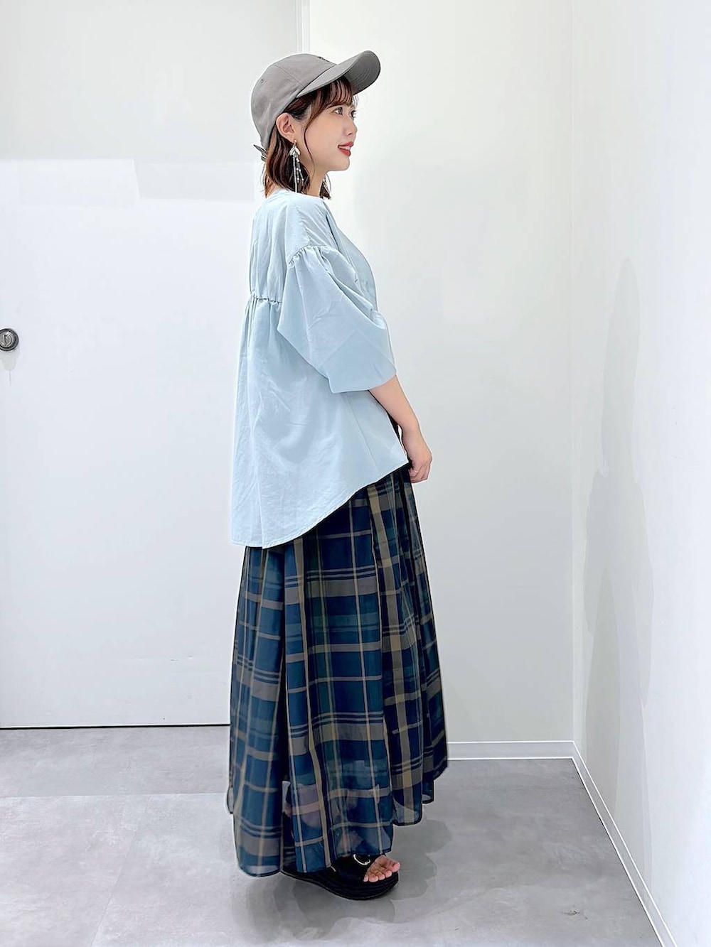 「低身長、フェミニン、着痩せ・細見え、カジュアル、ワンピース、ニット、GLOBAL WORK、ブーツ、ママコーデ、韓国系」|「GLOBAL WORKの撥水軽量2WAYバッグ/137590(ショルダーバッグ、ホワイト系)」を使った、a i r iさん(レディース・150cm)の夏コーディネートの2枚目の写真