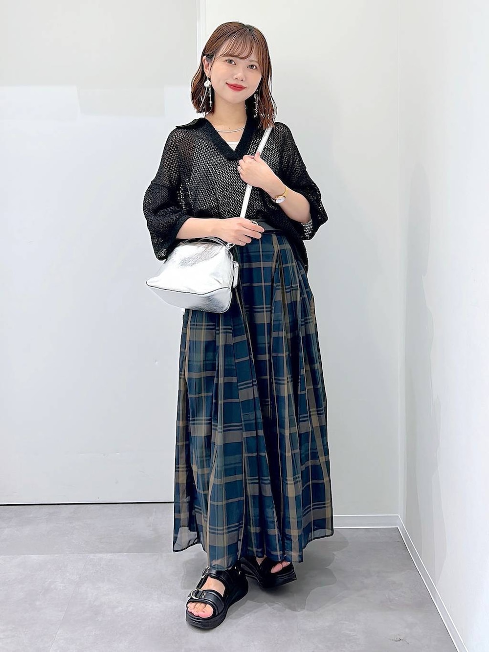 「低身長、フェミニン、着痩せ・細見え、ママコーデ、韓国系、カジュアル、ワンピース、ニット、GLOBAL WORK、ブーツ」｜「GLOBAL WORKのスペ軽お財布ショルダー/132336（ショルダーバッグ、シルバー系）」を使った、a i r iさん（レディース・150cm）の夏コーディネートの4枚目の写真