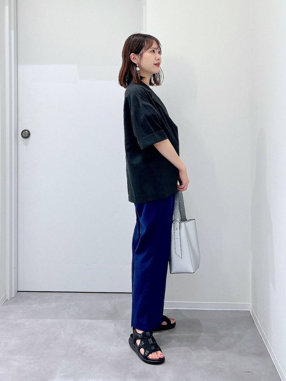 「低身長、フェミニン、着痩せ・細見え、ママコーデ、韓国系、カジュアル、ワンピース、ニット、GLOBAL WORK、ブーツ」｜「GLOBAL WORKのスペ軽5WAYショルダー/253022（ショルダーバッグ、シルバー系）」を使った、a i r iさん（レディース・150cm）の夏コーディネートの2枚目の写真