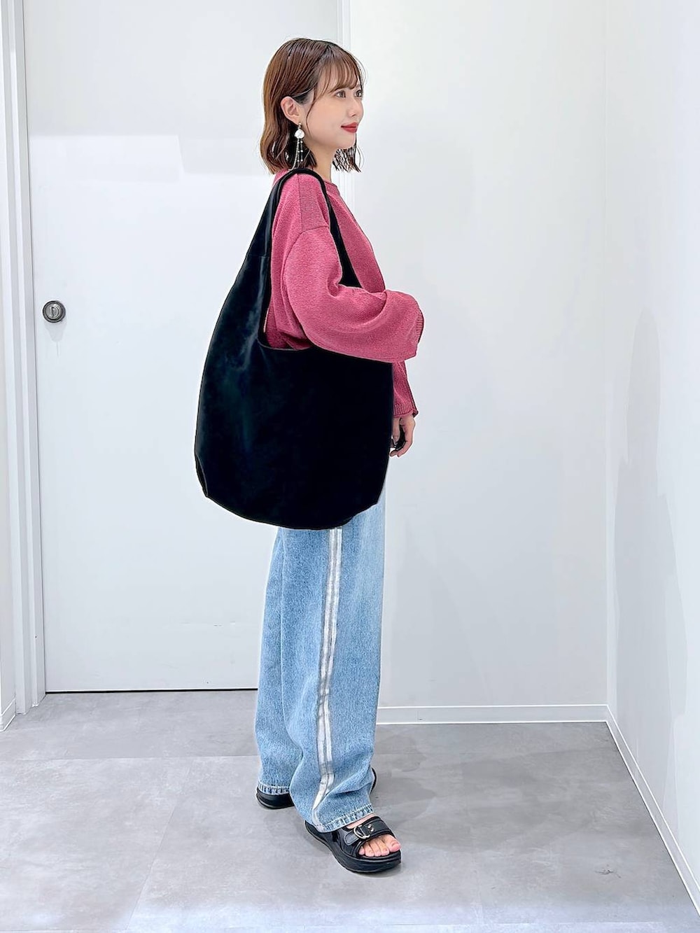 「韓国系、低身長、フェミニン、着痩せ・細見え、ママコーデ、カジュアル、ワンピース、ニット、GLOBAL WORK、ブーツ」｜「GLOBAL WORKのGOODデニムプレミアムバギーパンツ/132403（デニムパンツ、その他）」を使った、a i r iさん（レディース・150cm）の夏コーディネートの2枚目の写真