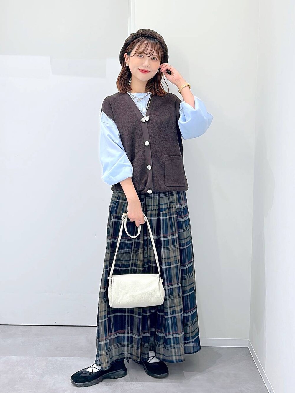 ブラック系のスニーカー、その他のスカート、グレー系のシャツ/ブラウスを着用したレディースの秋コーディネートの4枚目の写真