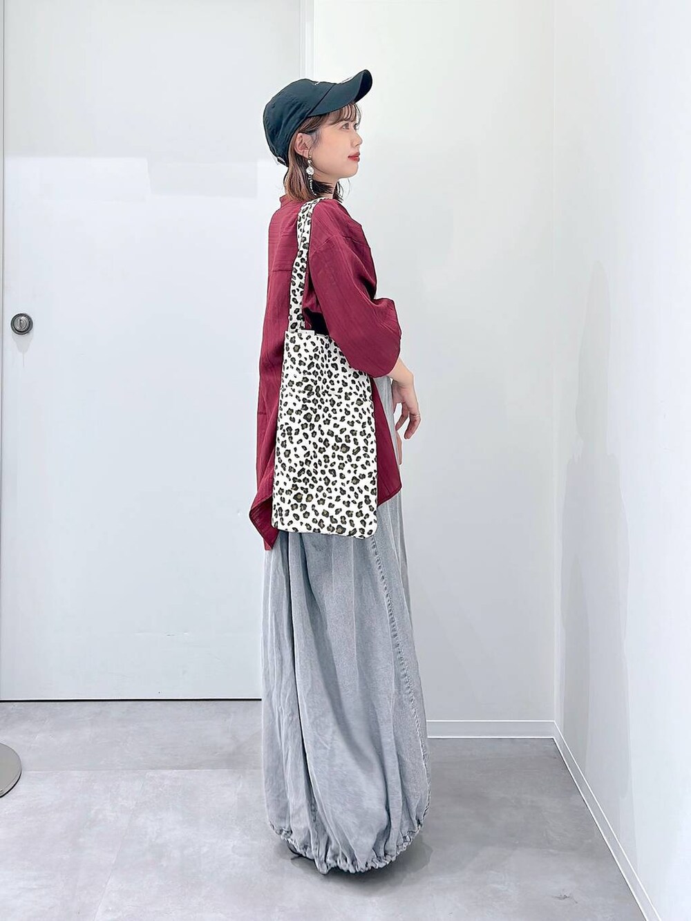 その他のトートバッグ、ホワイト系のサンダル、レッド系のシャツ/ブラウスを着用したレディースの夏コーディネートの2枚目の写真