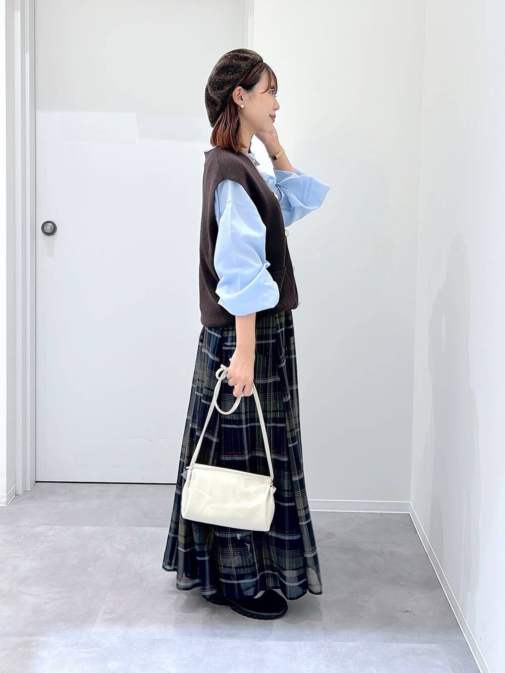 ブラック系のスニーカー、その他のスカート、グレー系のシャツ/ブラウスを着用したレディースの秋コーディネートの2枚目の写真