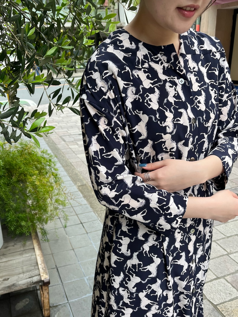「春夏コーデ、ラクチンコーデ、キレイめカジュアル、クラシカル、ワンピース、オリジナル、総柄、柄ワンピース、楽チンコーデ、ロングワンピース、サンダルコーデ、今日のコーデ」｜「NOMBRE IMPAIRのツートーンホースPT　ノーカラーロングワンピース（ワンピース、ブルー系）」を使った、murata.さん（レディース・161cm）の春コーディネートの2枚目の写真
