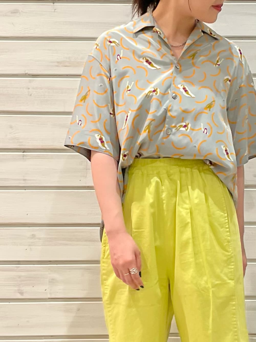 「夏コーデ、カラーパンツ、カラーコーデ、オープンカラーシャツ、開襟シャツ、プリント、オリジナルプリント、夏、イエロー、オトナカジュアル、休日スタイル、ラクチンコーデ、今日のコーデ、柄シャツ、イエローパンツ」｜「FIL DE FERのbeachプリント　オープンカラーシャツ（シャツ/ブラウス、グレー系）」を使った、murata.さん（レディース・161cm）の夏コーディネートの2枚目の写真