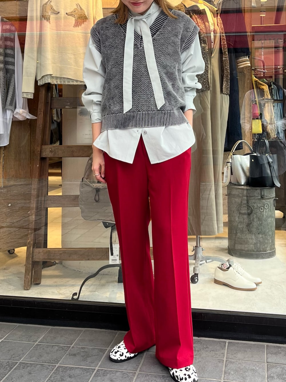 レッド系のその他パンツ、ブルー系のシャツ/ブラウス、ブラック系のベストを着用したレディースの秋コーディネートの2枚目の写真