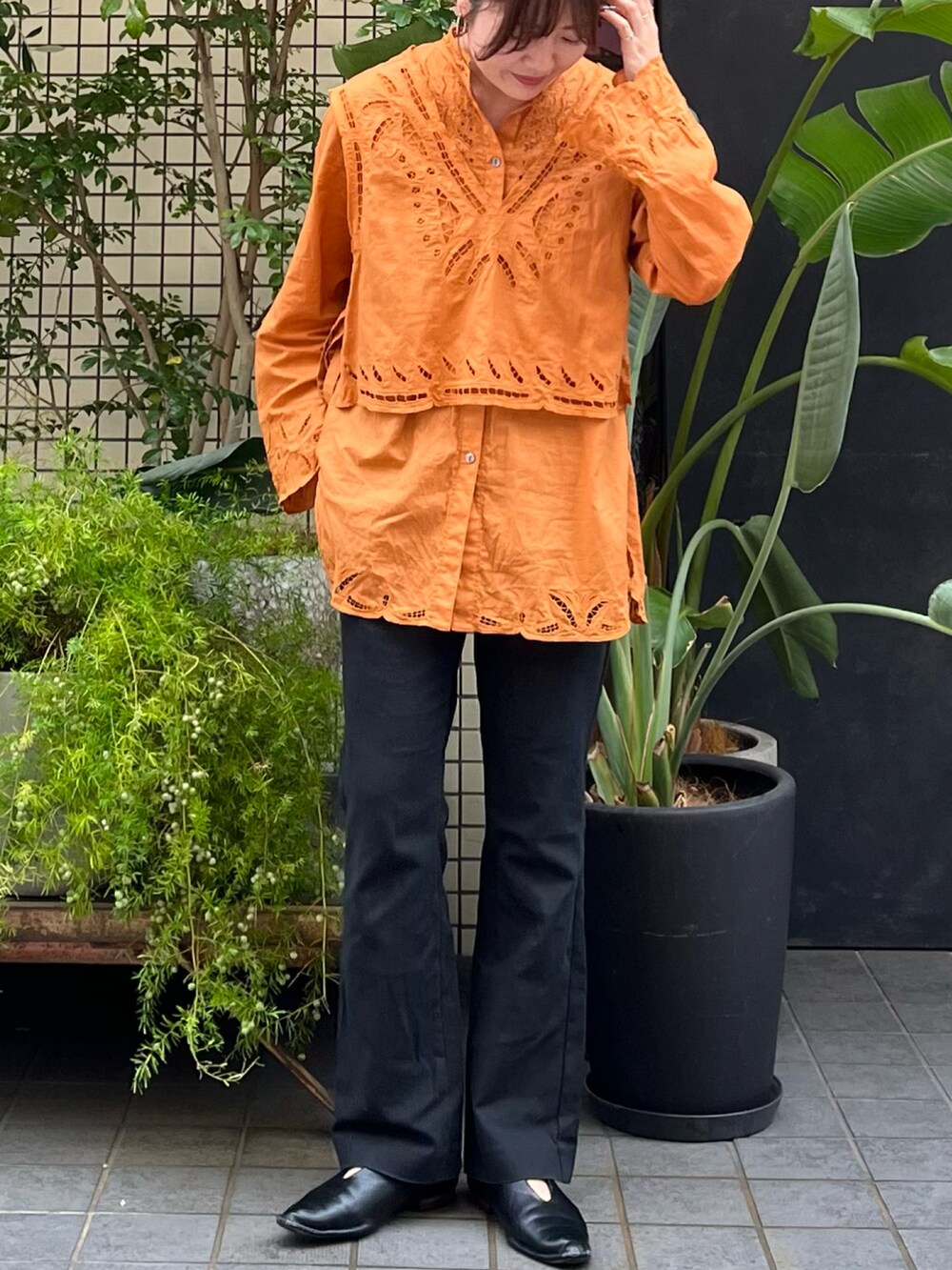 「秋先取りコーデ、秋服準備はじめました、ブラウス、刺繍、刺繍ブラウス、今日のコーデ、オレンジ、着回しコーデ、秋のコーデ、ブラック、オトナカジュアル」｜「FIL DE FERのダブルクロスストレッチ　イージーフレアパンツ（スラックス、ブラック系）」を使った、murata.さん（レディース・161cm）の夏コーディネートの2枚目の写真