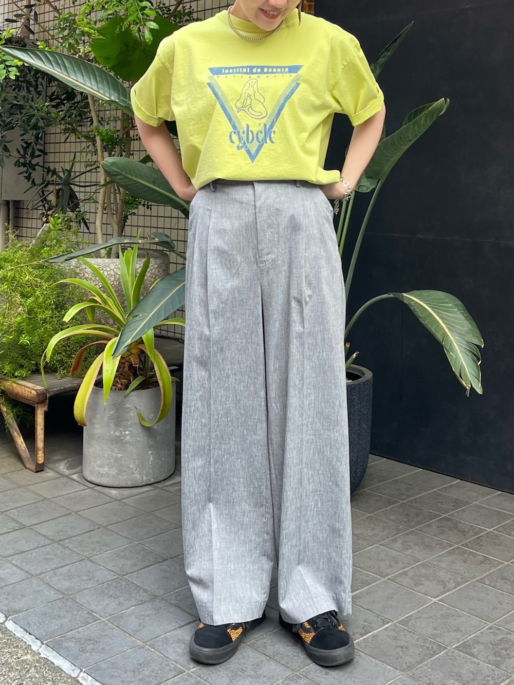 「おでかけコーデ、パンツコーデ、ラクチンコーデ、ラフコーデ、春カラー、夏コーデ、Tシャツ、Tシャツコーデ、スラックス、イエロー」｜「FIL DE FERの【予約】マーメイドPT　半袖TEE（Tシャツ/カットソー、イエロー系）」を使った、murata.さん（レディース・161cm）の春コーディネートの2枚目の写真