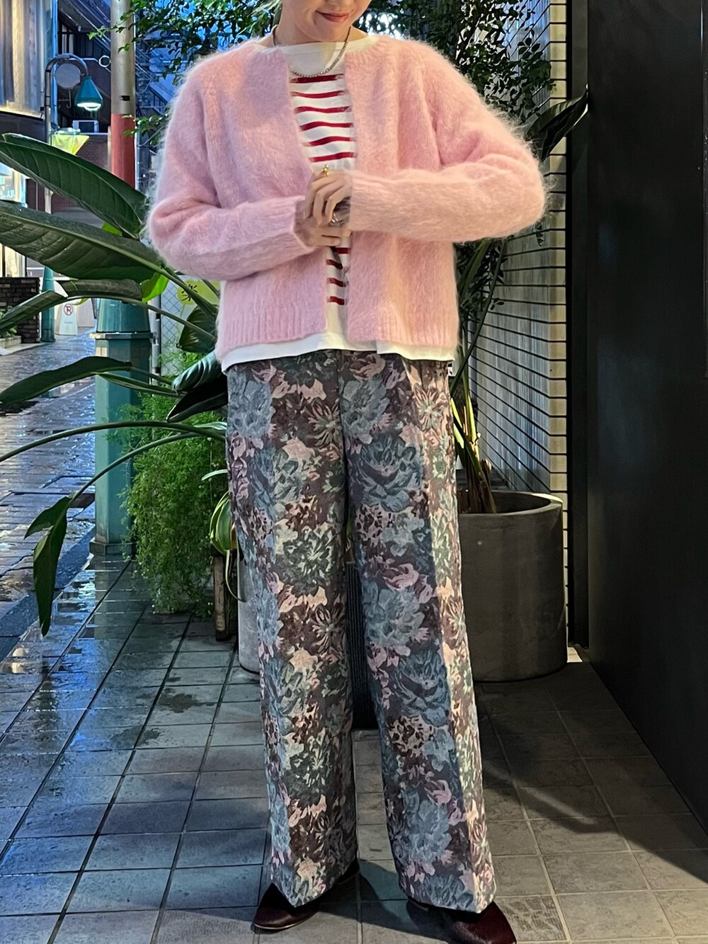 その他のその他パンツ、レッド系のTシャツ/カットソー、ピンク系のカーディガン/ボレロを着用したレディースの秋コーディネートの2枚目の写真