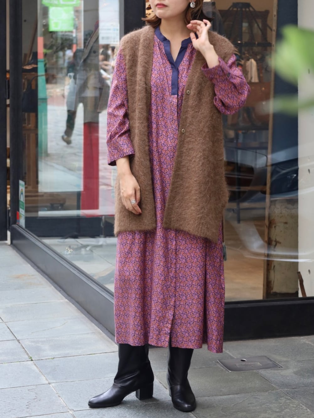 「秋服、秋カラー、ジレ、ベスト、今日のコーデ、秋のコーデ、ニット、ロングワンピース、ピンク、ブラウン、ベストコーデ、秋コーデ、秋ルック紹介するよ」｜「NOMBRE IMPAIRのアルパカシャギー　Vカラーベスト（ベスト、ブラウン系）」を使った、murata.さん（レディース・161cm）の秋コーディネートの2枚目の写真